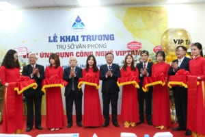 Lãnh đạo Viện cùng đại biểu cắt băng khánh thành